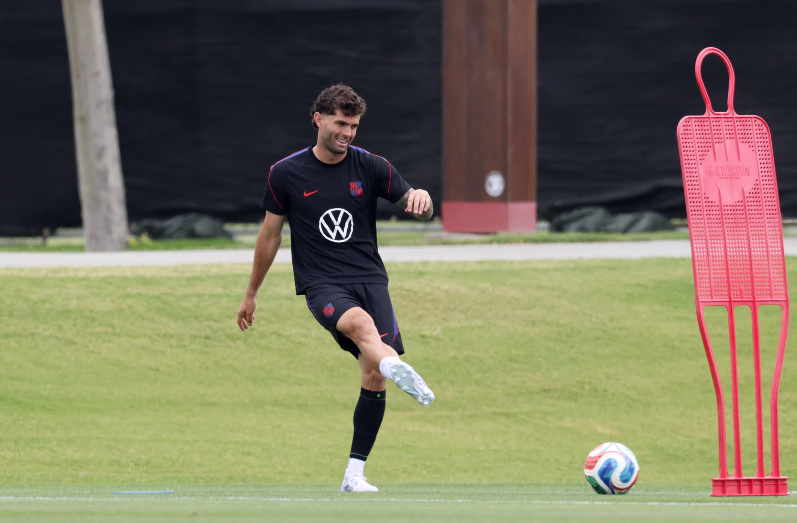 Christian Pulisic sidelined with calf injury before USA vs Australia World Cup match